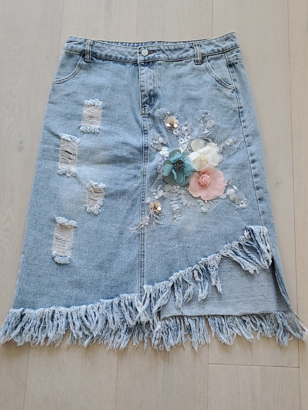 Gorgeous denim midi skirt,great fringe detail & pretty floral applique waist 17"